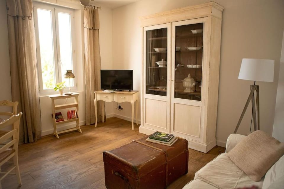 La maison du bassin Apartment in L'Isle-sur-la-Sorgue