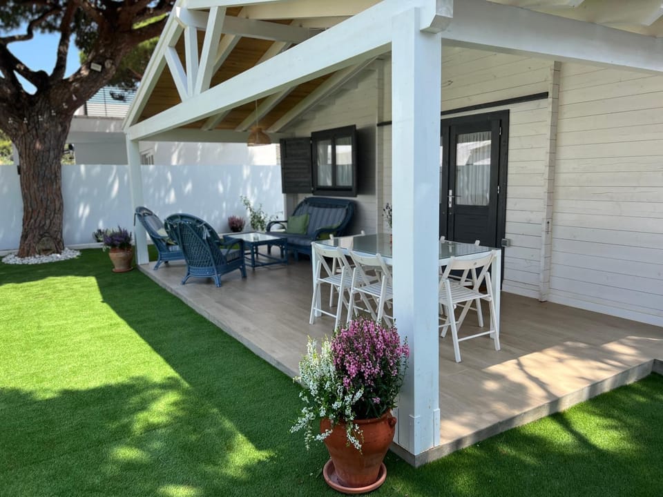 Property building, Balcony/Terrace, Balcony/Terrace, Living room, Garden view