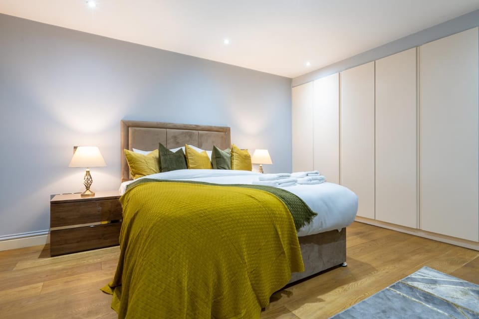 Photo of the whole room, Bedroom