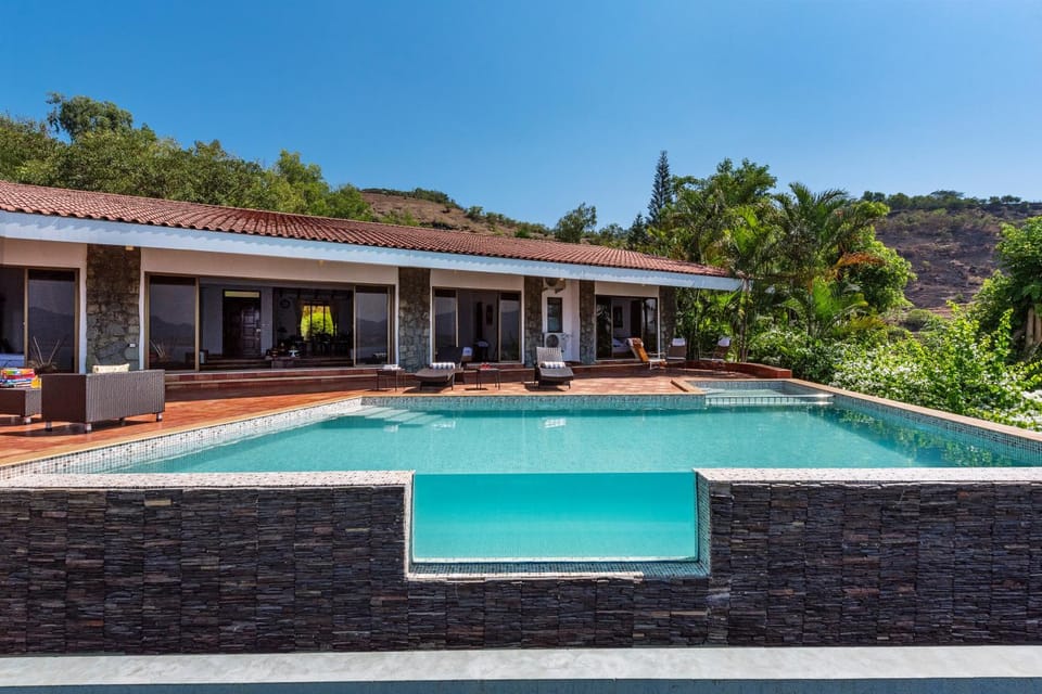 Property building, Day, Natural landscape, Mountain view, Pool view, Swimming pool, sunbed