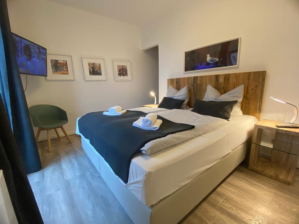 Bed, Bedroom, towels