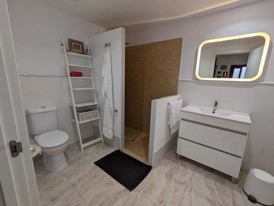 Shower, Toilet