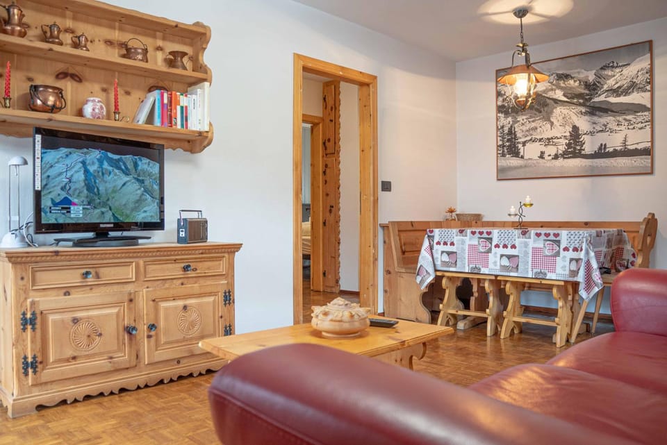 Property building, Communal lounge/ TV room, Library, Living room, Seating area, Evening entertainment