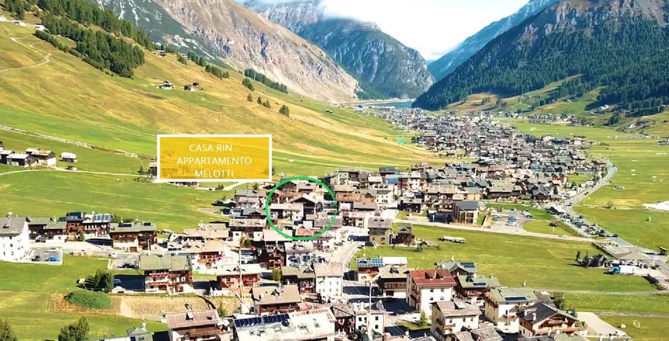 Bird's eye view, Text overlay, Street view