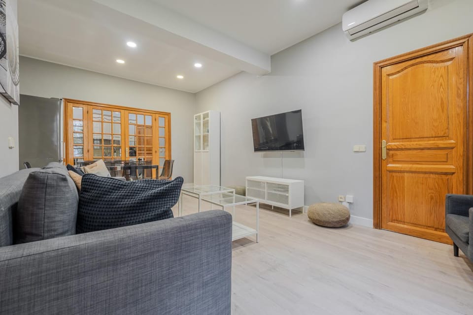 Communal lounge/ TV room, TV and multimedia, Living room, Seating area, air conditioner