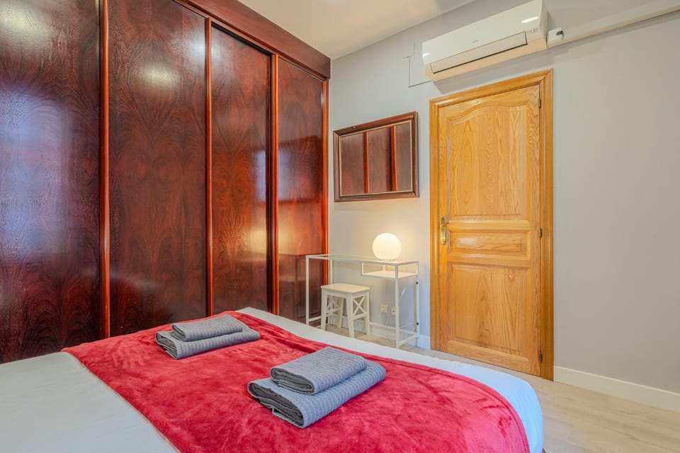 Bed, Bedroom, towels