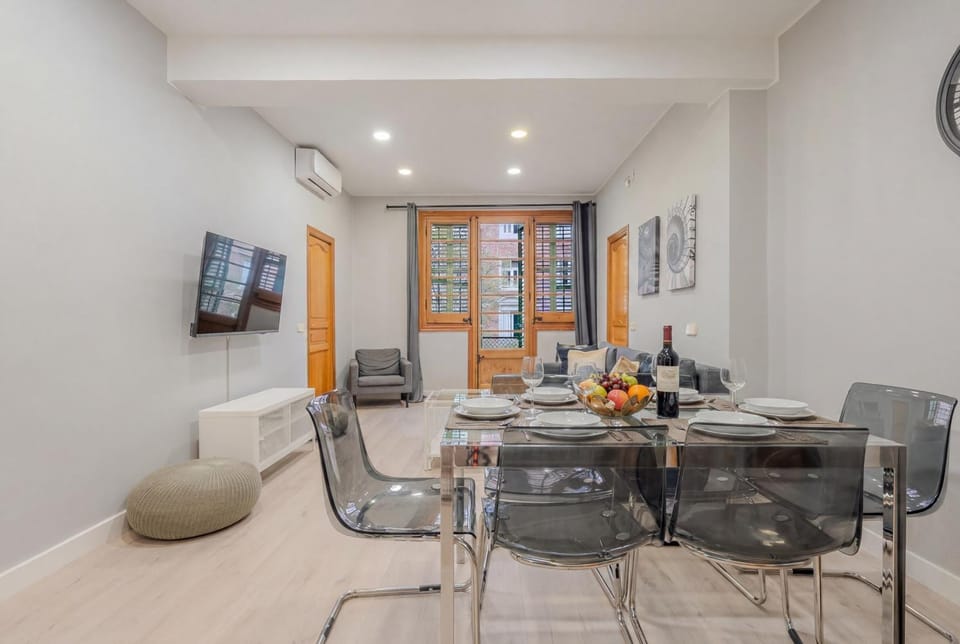 TV and multimedia, Living room, Seating area, Dining area