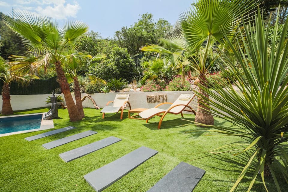 Garden, Swimming pool, sunbed, Internal: Not applicable to any particular room