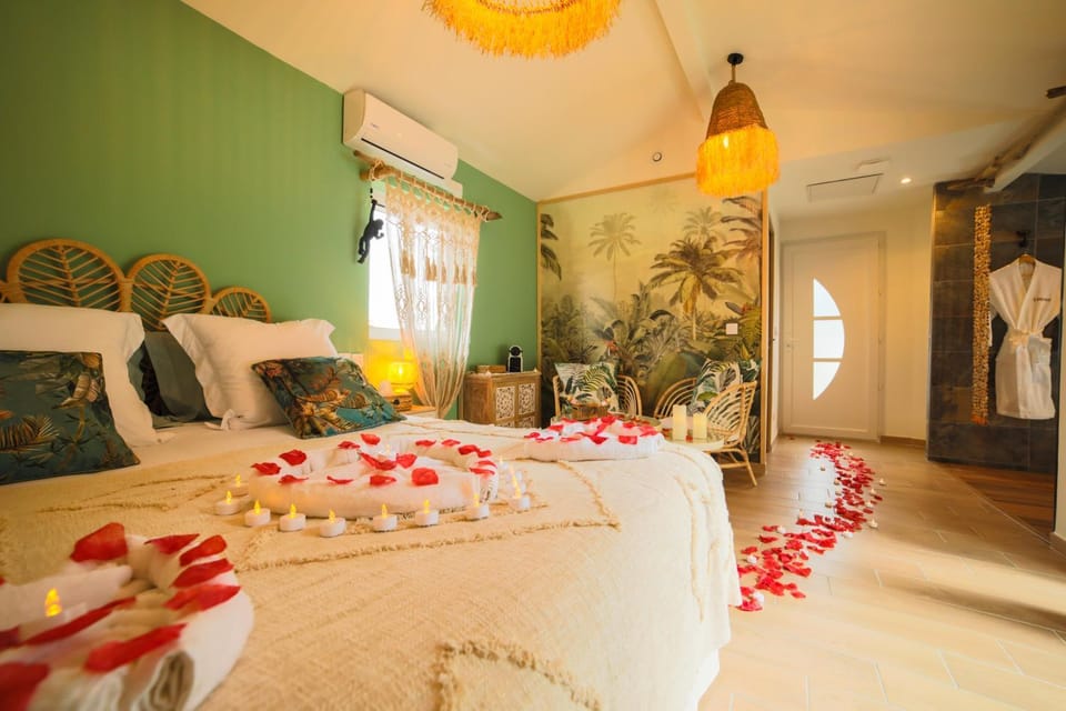 Bed, Photo of the whole room, Bedroom, air conditioner, Internal: Not applicable to any particular room