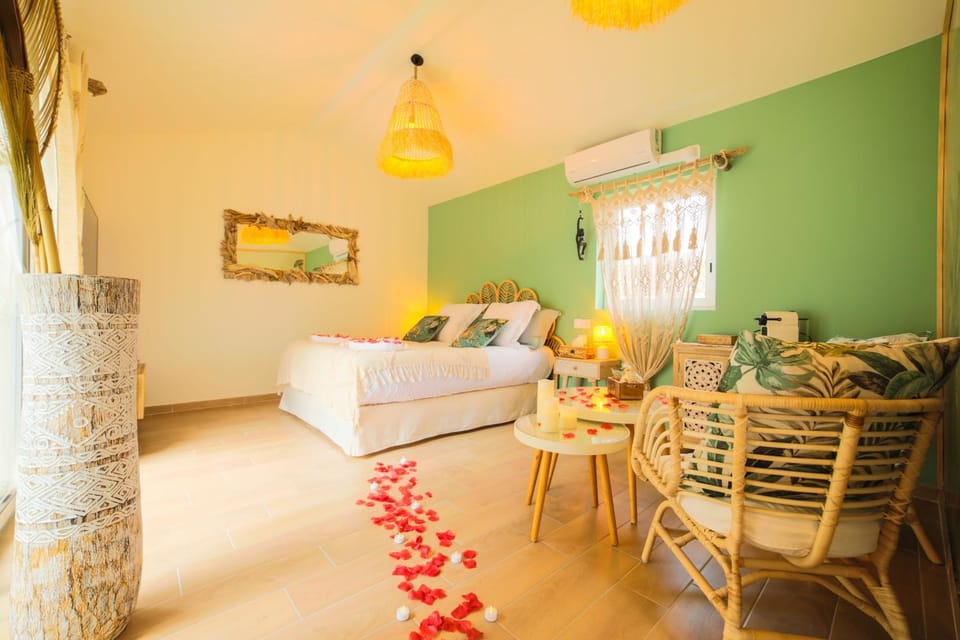 Bed, Photo of the whole room, Dining area, Bedroom, air conditioner, Internal: Not applicable to any particular room