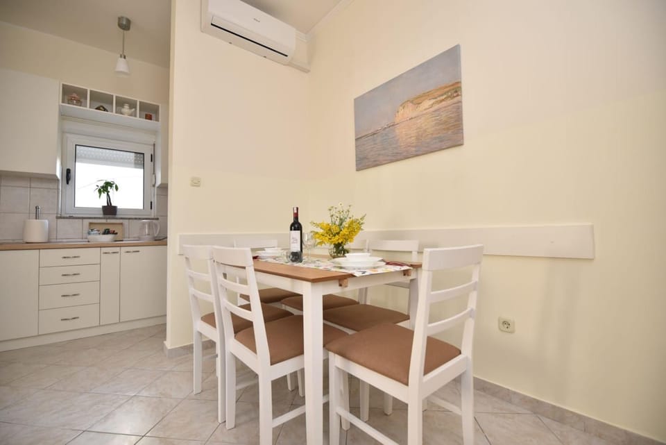 Kitchen or kitchenette, air conditioner