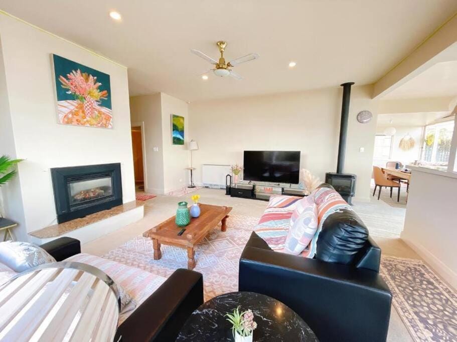 Incredible Waterview - 4 Bedroom Hobart Waterside Cottage Villa in Tasmania