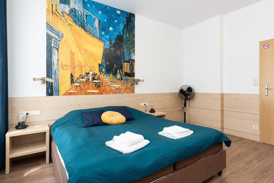 Bed, Photo of the whole room, Seating area, Bedroom, towels