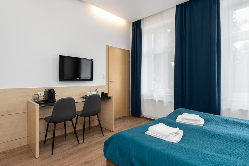 Bed, TV and multimedia, Coffee/tea facilities, Photo of the whole room, Bedroom, hair dresser, towels