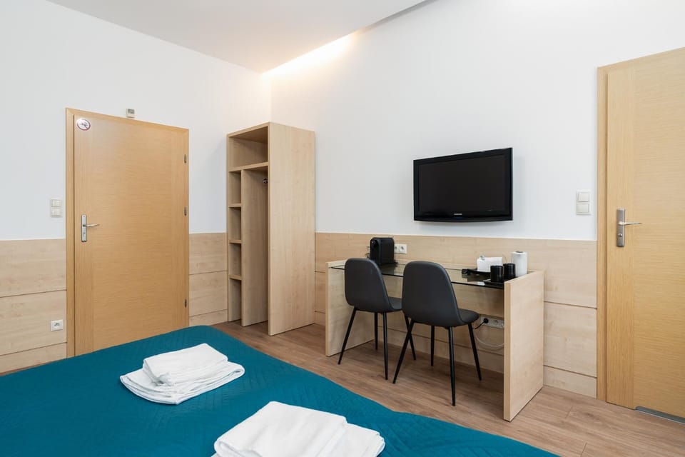 Bed, TV and multimedia, Coffee/tea facilities, Photo of the whole room, Seating area, Bedroom, hair dresser, towels, wardrobe