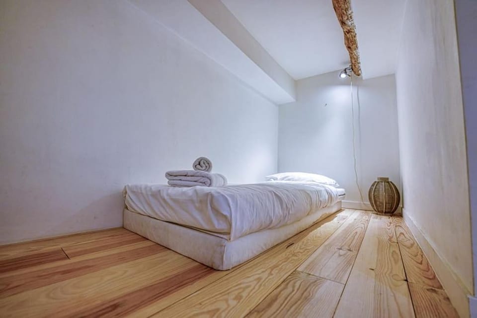 Bed, Bedroom, towels