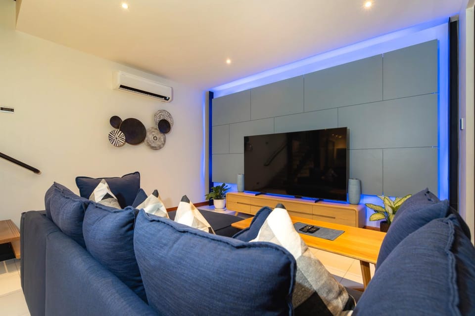 TV and multimedia, Living room, Seating area, Evening entertainment