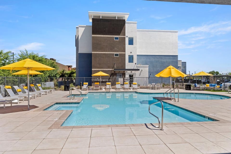 Day, Swimming pool