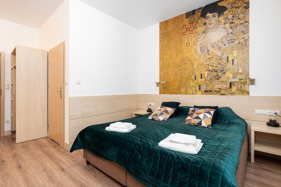 Bed, Bedroom, hair dresser, towels