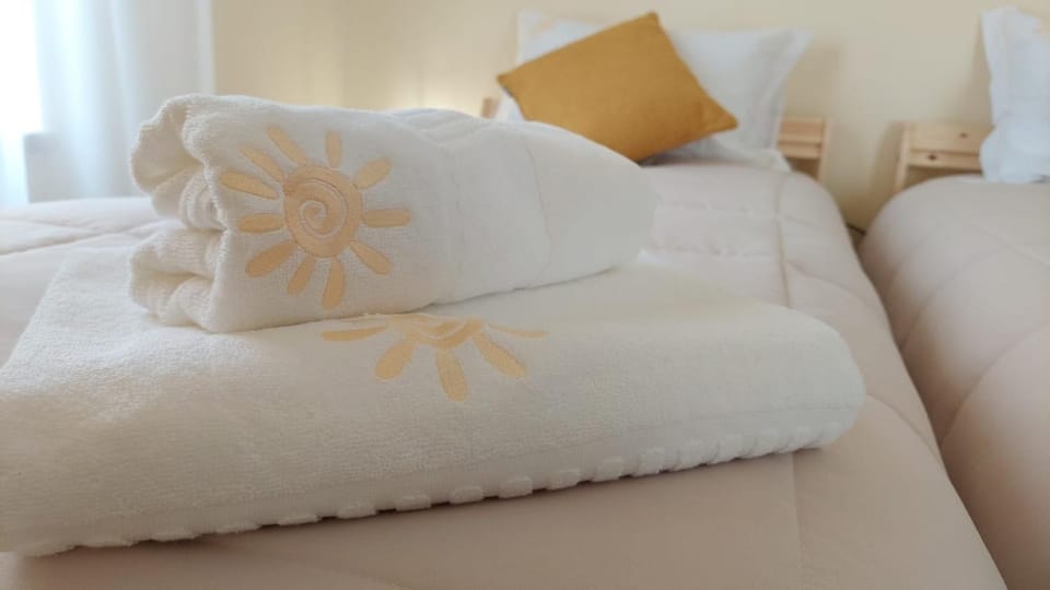 Bed, Bedroom, towels