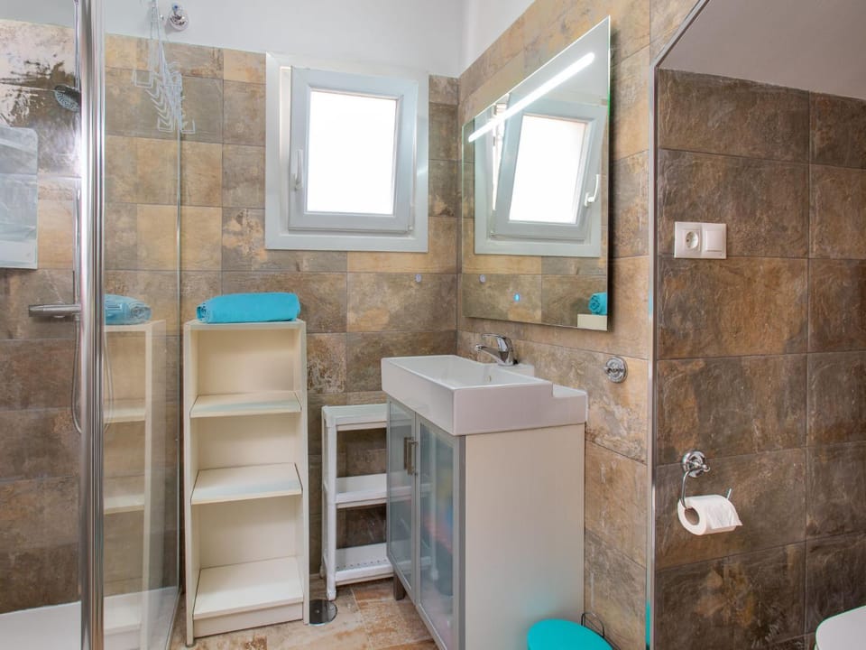 Bathroom, towels