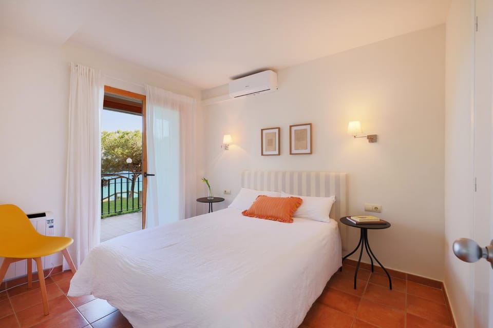 Bedroom, air conditioner