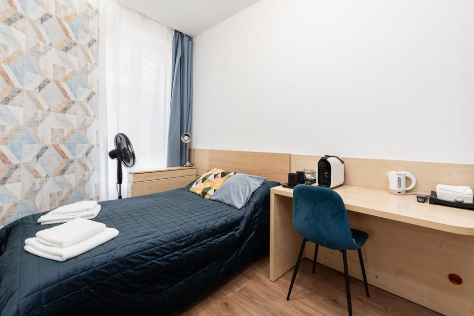 Bed, Coffee/tea facilities, Bedroom, fireplace, towels