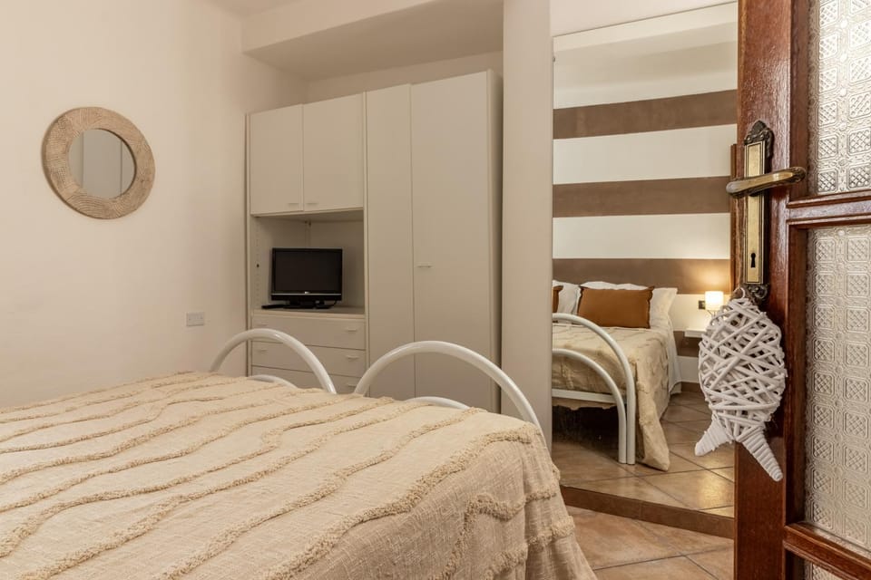 Bed, TV and multimedia, Photo of the whole room, Bedroom, wardrobe