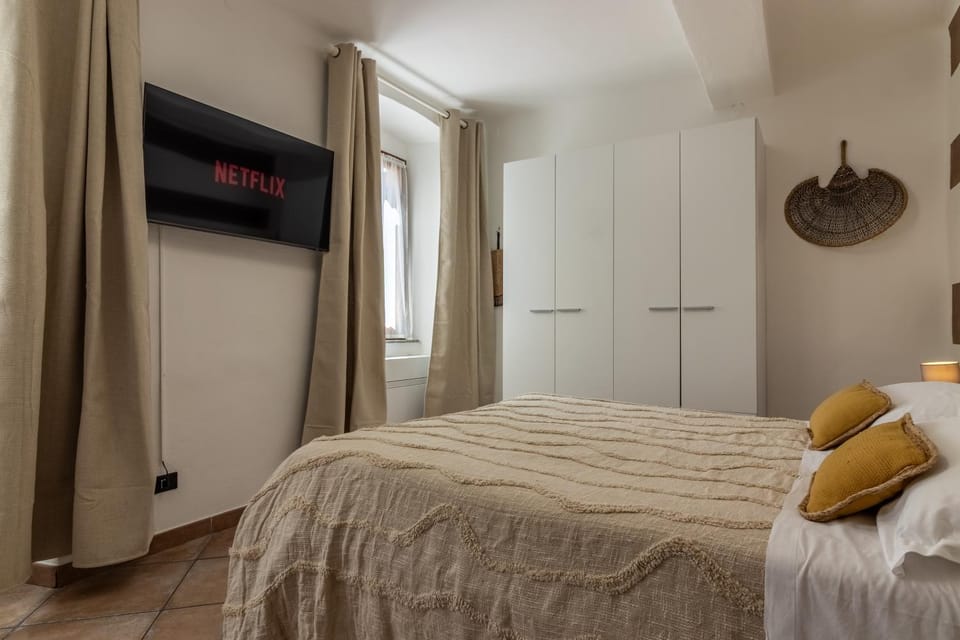 Bed, TV and multimedia, Photo of the whole room, Bedroom, wardrobe