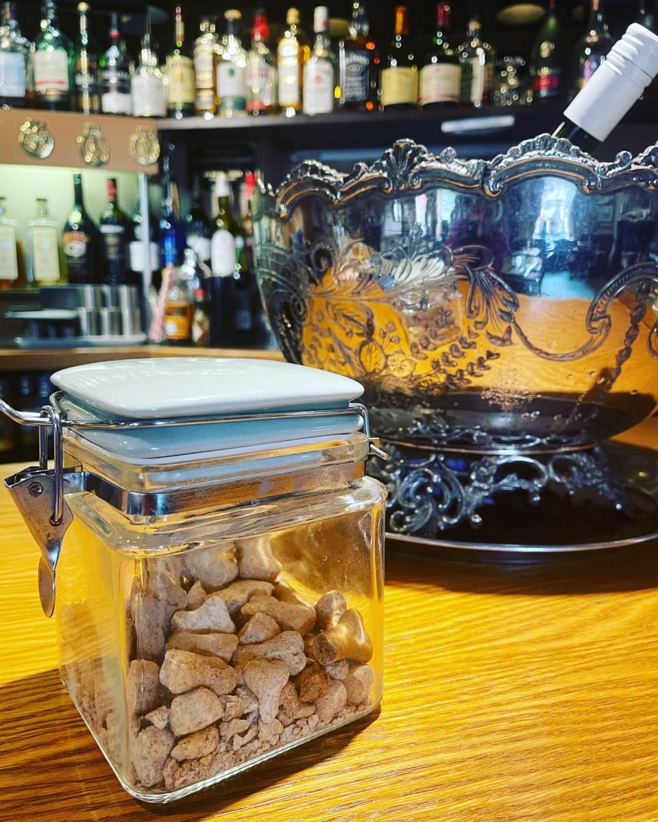 Lounge or bar, Drinks, Alcoholic drinks