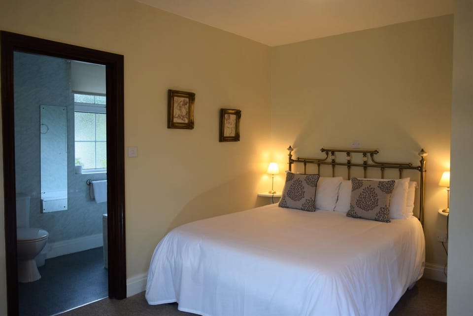 Bed, Photo of the whole room, Bedroom, Quiet street view