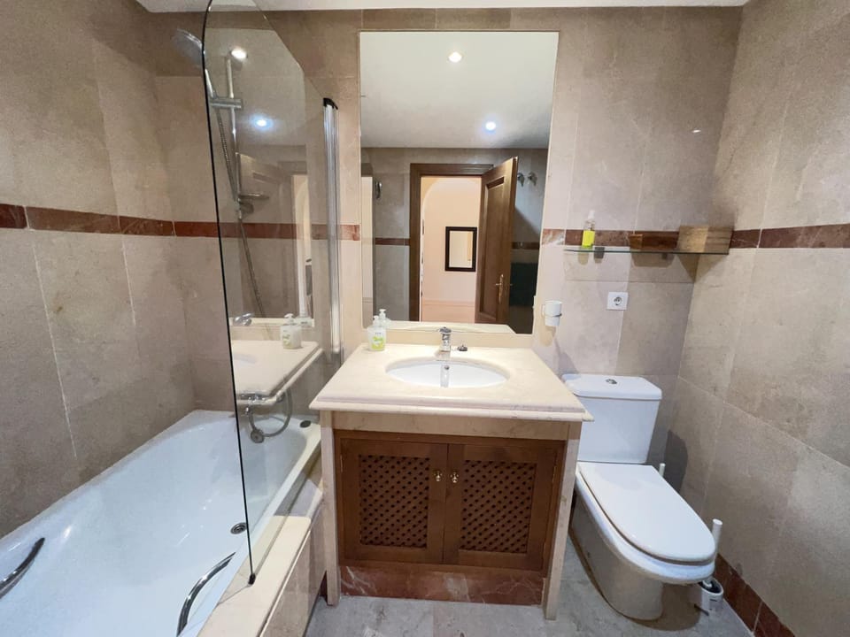 Shower, Toilet, Bathroom, Bath, bidet, towels