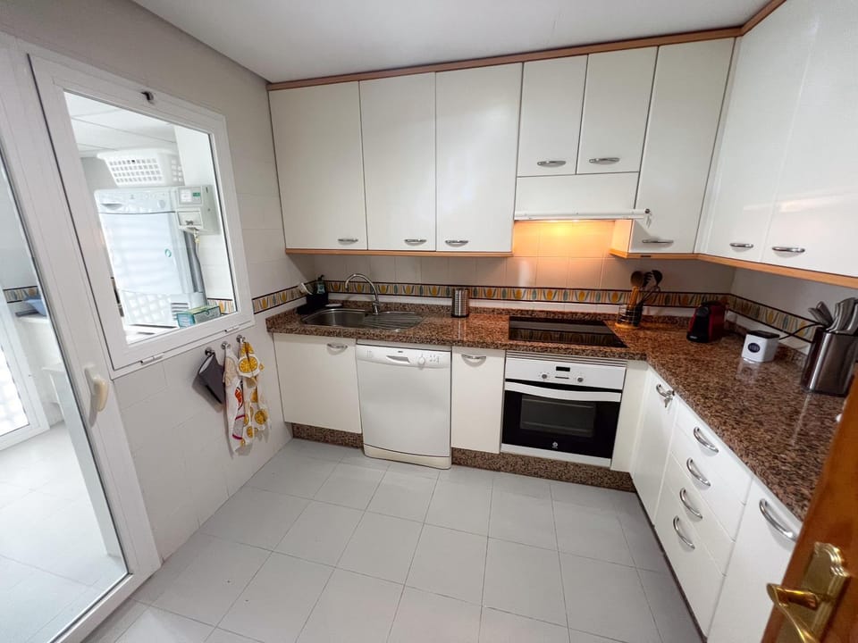Kitchen or kitchenette, dishwasher, oven, kitchen
