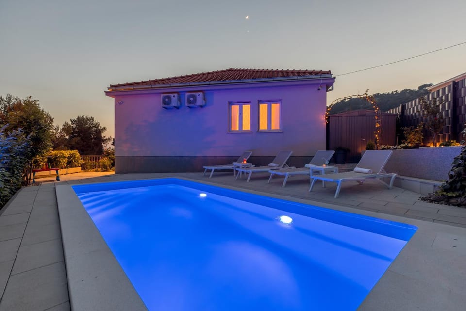 Property building, Pool view, Swimming pool, sunbed