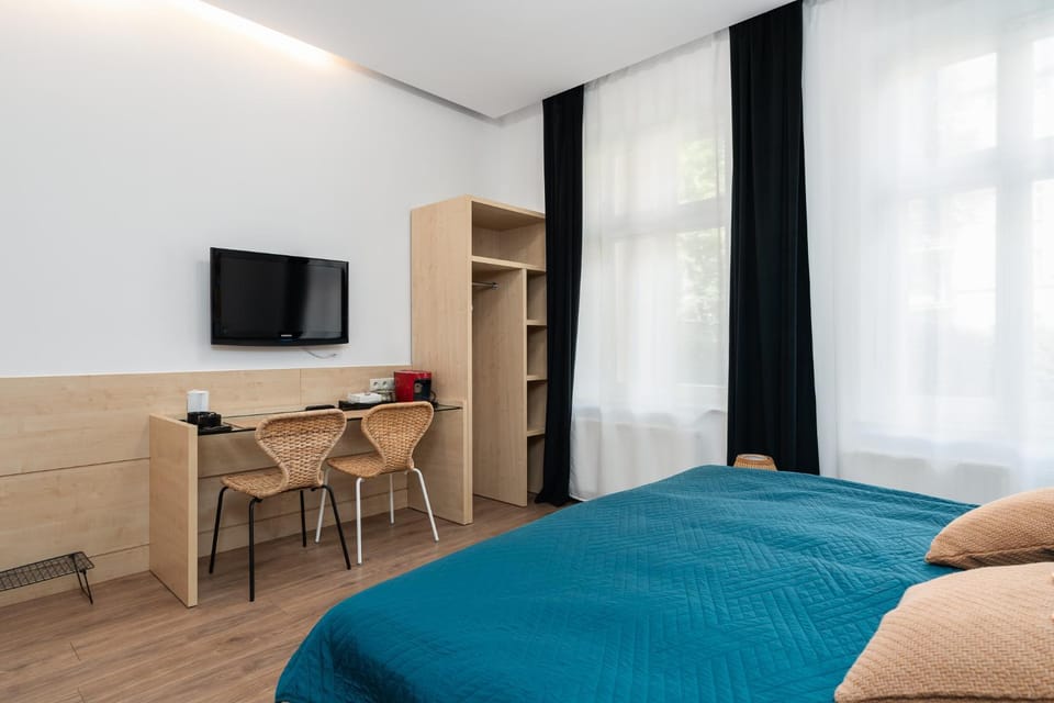 Bed, TV and multimedia, Photo of the whole room, Seating area, Bedroom, hair dresser, towels