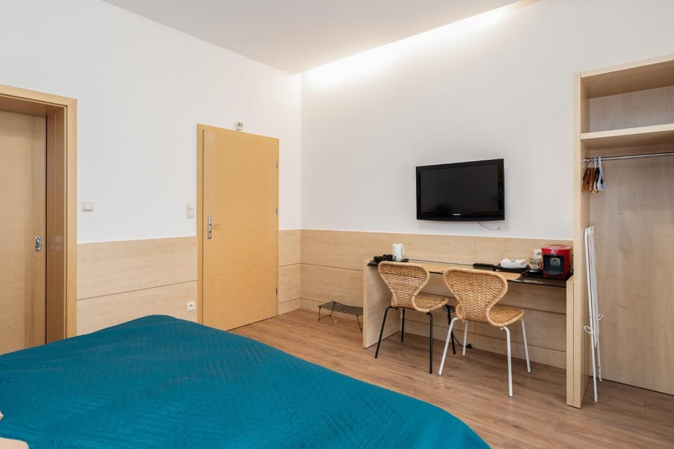 Bed, TV and multimedia, Photo of the whole room, Bedroom, hair dresser, wardrobe