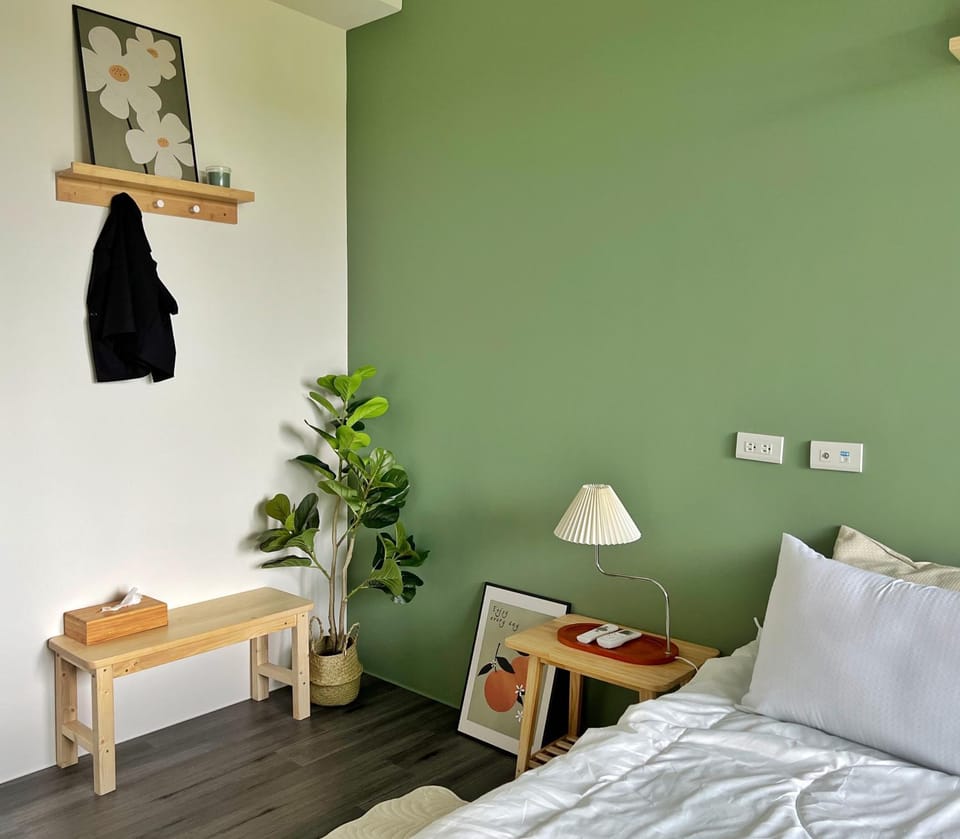 Photo of the whole room, Bedroom