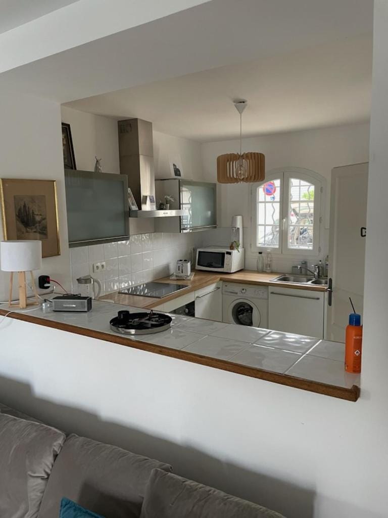 Kitchen or kitchenette, dishwasher, stove