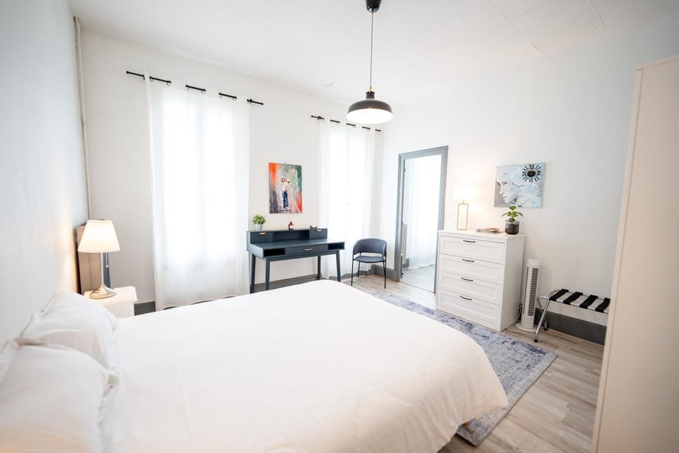 Photo of the whole room, Bedroom