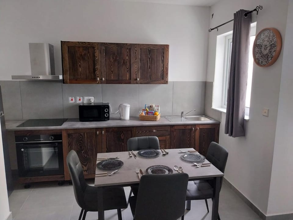 Kitchen or kitchenette, Dining area