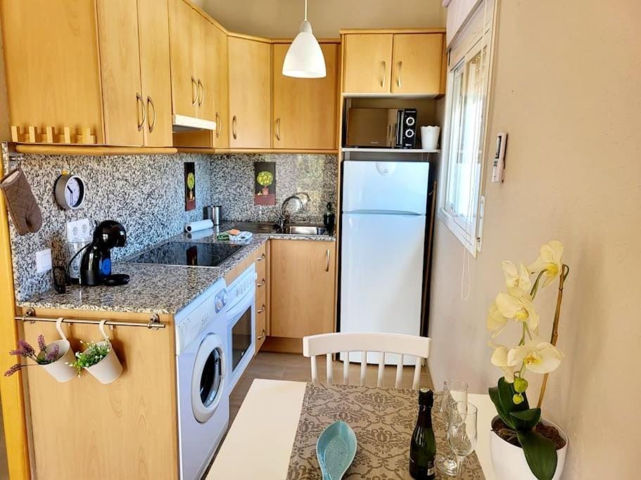 Coffee/tea facilities, Kitchen or kitchenette, Dining area, microwave, oven, stove, toaster, washing machine