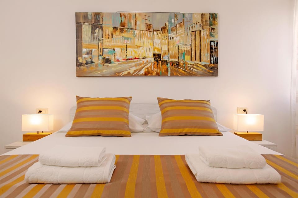 Bed, Photo of the whole room, Decorative detail, Bedroom