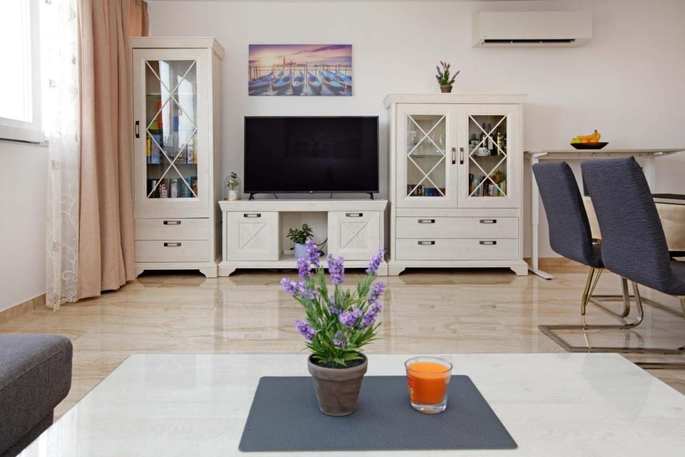 TV and multimedia, Living room, Dining area