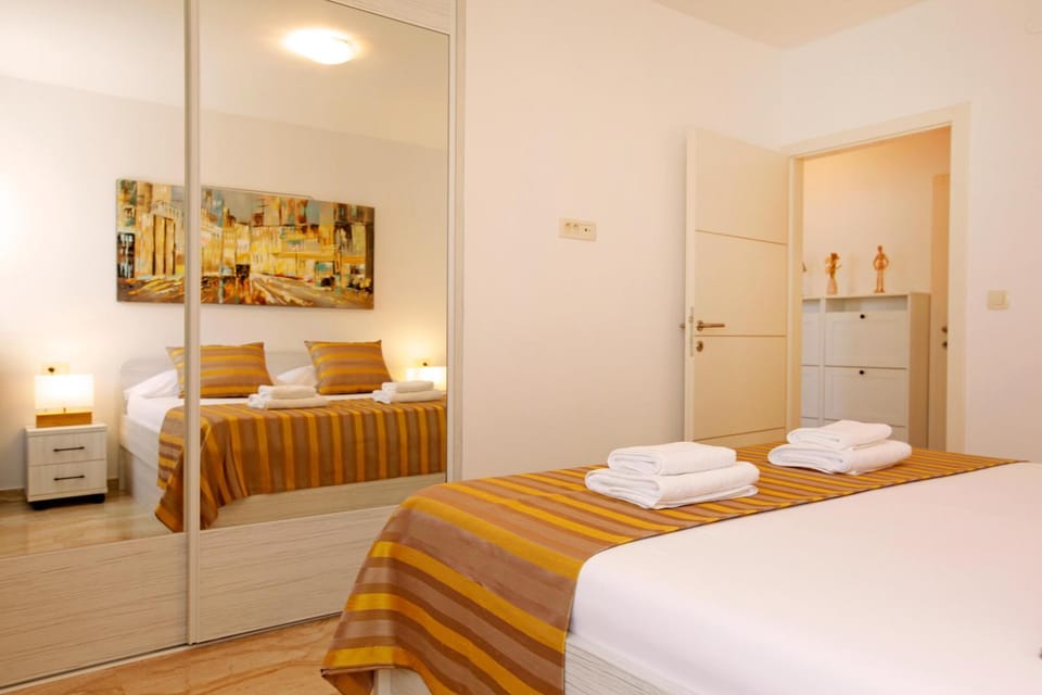 Bed, Photo of the whole room, Bedroom, towels, wardrobe