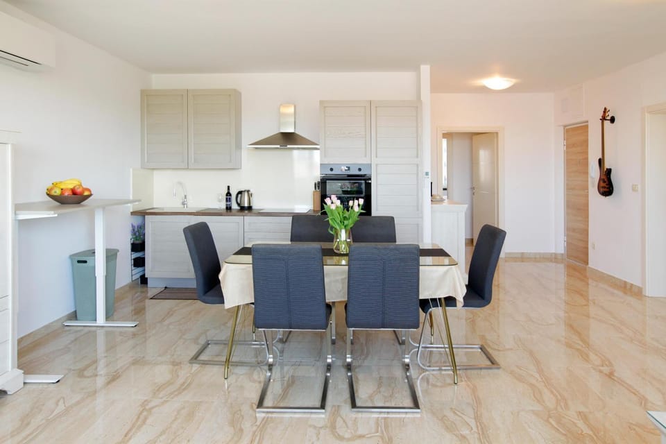Kitchen or kitchenette, Living room, Seating area, Dining area, minibar, pet friendly, stove