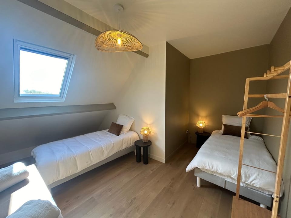 Bed, Night, Photo of the whole room, Bedroom, towels