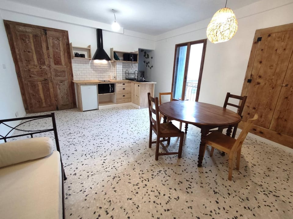 Kitchen or kitchenette, Living room, Seating area, Dining area, minibar, pet friendly, stove