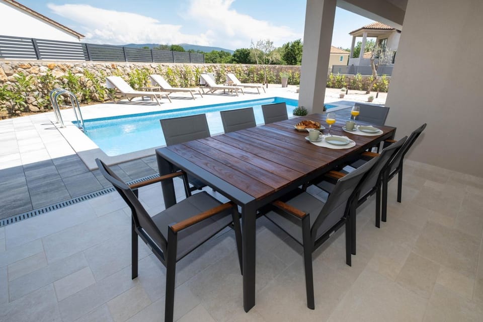 Day, View (from property/room), Balcony/Terrace, Pool view, Swimming pool, sunbed