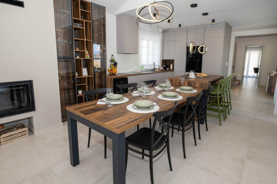 Kitchen or kitchenette, Living room, Seating area, Dining area