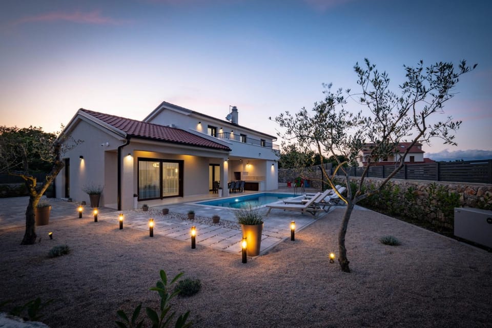 Swimming pool, sunbed